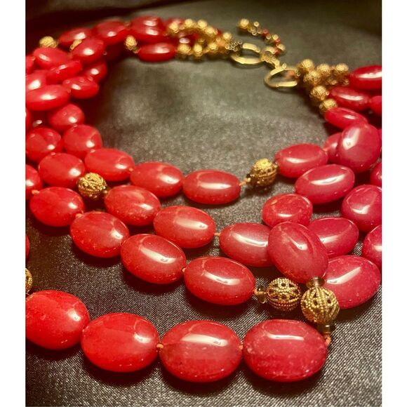🏖️SOLD🏖️ Coral Five Strand Vintage Necklace with Gold Filagree Beads - Picture 4 of 9
